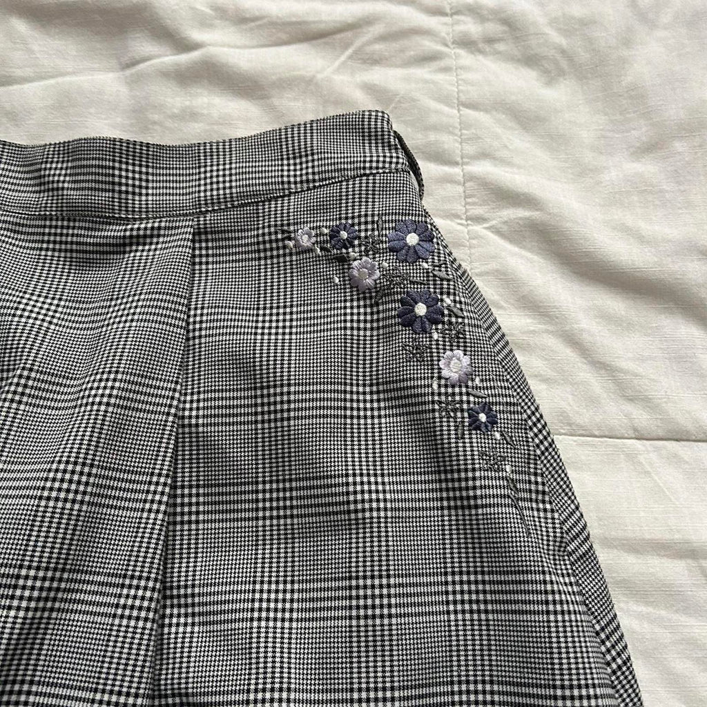 Axes Femme blue Grey white plaid midi skirt floral embroidery pockets sz medium